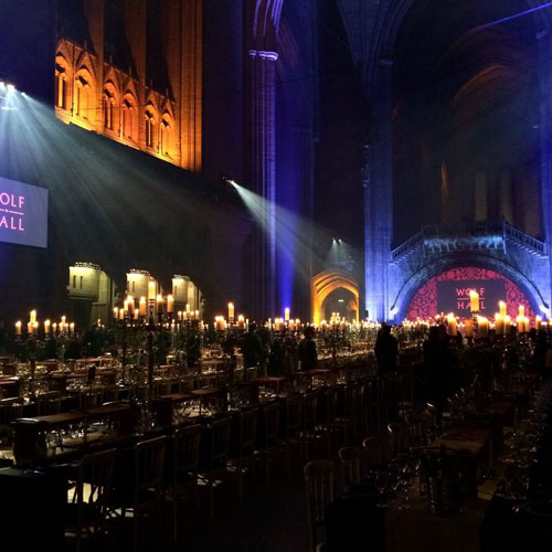.La Catedral de Liverpool acogió la cena temática con ambientación inspirada en el siglo XVI, época en que transcurre Wolf Hall. Más de 700 asistentes participaron de la gala.