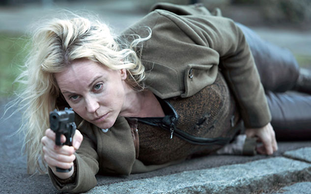 La actriz sueca Sofia Helin interpreta a Saga Norén, quien desde el lado sueco, y Martin Rohde, del danés, conducen la investigación para atrapar al asesino