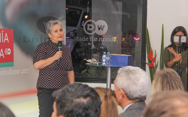 Cristina Peláez, del departamento de Distribución de DW, presenta la premiación en Bogotá.