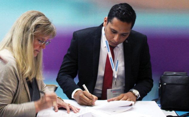 El acuerdo fue firmado por Silvia Viljoen, directora de Distribución para América de la cadena de radiodifusión internacional alemana, y Dennys Alonso Gómez Saucedo, director general del SRTN.