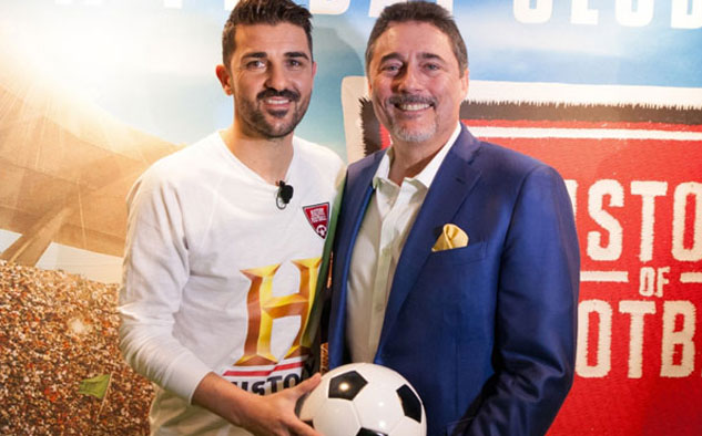 David Villa, ganador de la Copa del Mundo del 2010 junto a Eduardo Ruiz, presidentede A+E NetworksLatin America.