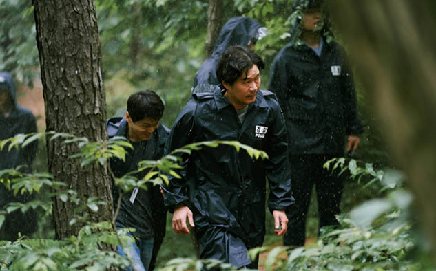 Hometown es un thriller de misterio que sigue a un detective de un pequeño pueblo cuya investigación sobre un niño desaparecido lo lleva a resolver finalmente el caso de su esposa asesinada.