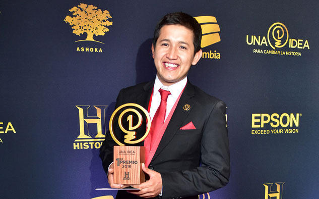 Diego Aguinsaca ganador con su trabajo Handeyes: Radar para Personas con Discapacidad Visual.