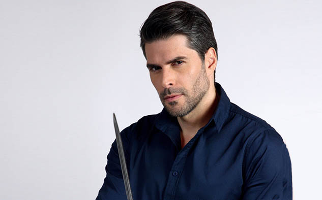 La competencia es conducida por el reconocido actor y presentador colombiano, Juan Pablo Llano.