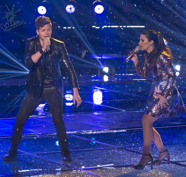 Laura Pausini y Kike interpretando Primavera anticipada.