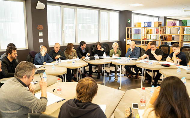 Actores y equipo de dirección durante una lectura del libreto de Malaka en Málaga.
