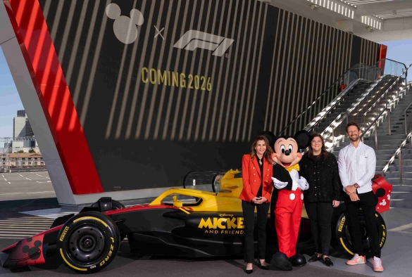 Tasia Filippatos, presidente de Disney Consumer Products; Mickey Mouse, la Chief Commercial Officer de Formula 1, Emily Prazer, y el ex piloto de F1, Romain Grosjean, posan en frente de un auto de la categoría más famosa del automovilismo con el que se expuso al mundo el acuerdo oficial en el Grand Prix Plaza en Las Vegas este lunes 19.