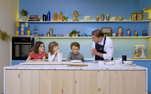 Niños junto al che español Jordi Roca.