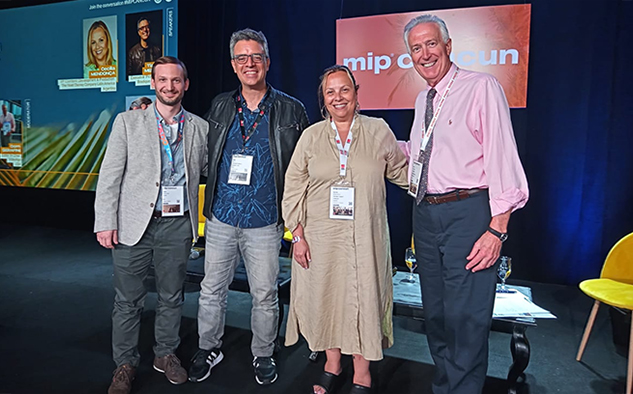 Además de capitanear los esfuerzos de distribución y partnerships en MIP Cancún, Pablo Ghiglione fue protagonista en las conferencias del evento. Aquí tras el final del panel "Brasil en foco: una mirada a sus voces, contenido y evolución del sector", junto a Tiago Mello, productor ejecutivo y socio de Boutique Filmes de São Paulo, y Cecilia Mendonca, directora de desarrollo de Contenido de Walt Disney Company. La conferencia fue moderada por el editor y fundador de VideoAge International, Dom Serafini.