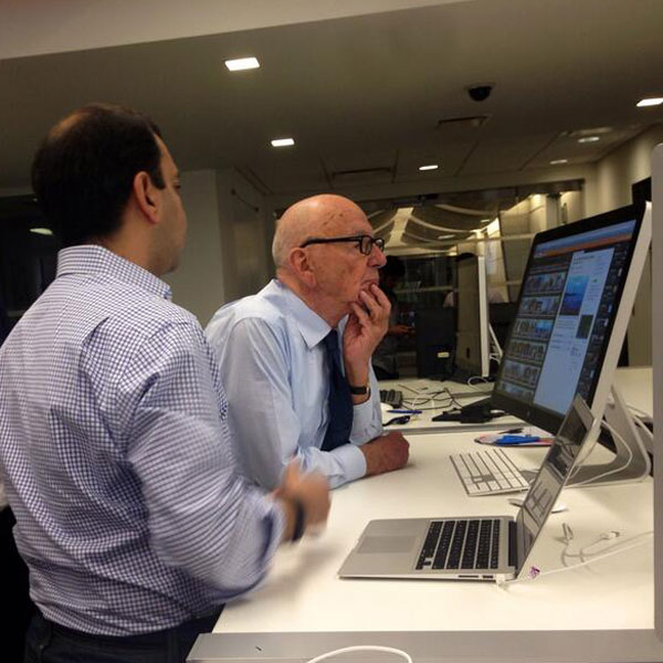 Rupert Murdoch en una redacción de sus periódicos.