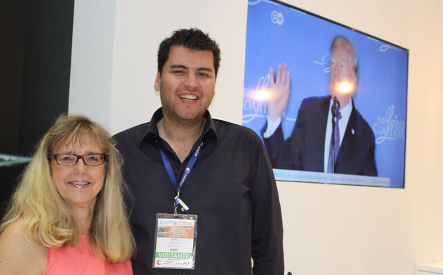 Sylvia Viljoen y Heiko Stolze, representante de DW en el territorio, en la reciente presentación de la cadena alemana en Andina Link.
