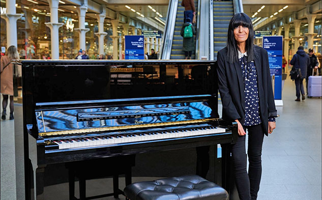 Claudia Winkleman, presentadora del programa.