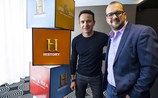 Cesar Coletti, vicepresidente sénior de Mercadeo de A+E Networks Latin America) junto al artista.