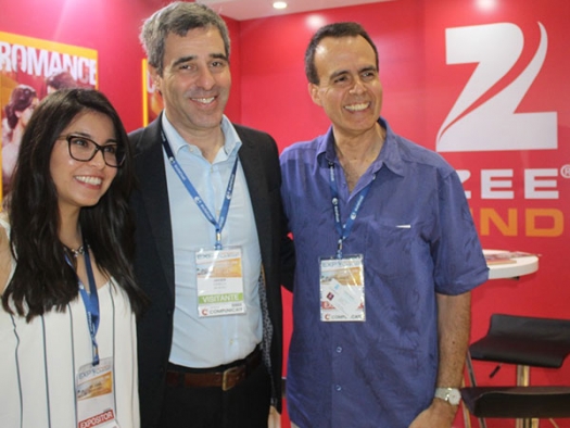 Silvana Domínguez, Javier López Casella y Rolando Figueroa, en el stand de Zee Mundo.