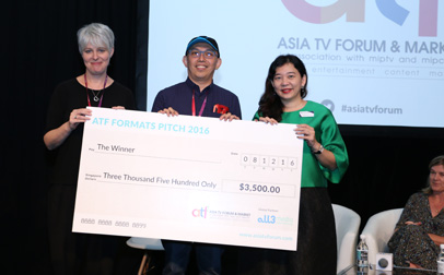 Louise-Pedersen, William-Lim y Michelle-Lim, de Xtreme Media, en la entrega de Premios en el marco de ATF.