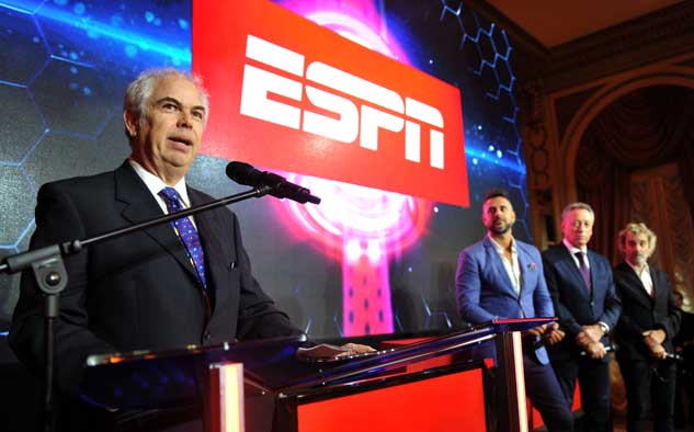 ESPN Guillermo Tabanera, VPS y gerente general de ESPN Latinoamérica, en la presentación, junto a los talentos Leo Montero, Quique Wolff y Mex Urtizberea.