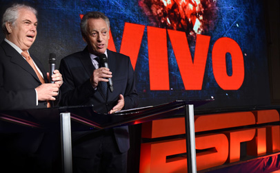 Guillermo Tabanera, VPS y gerente general de ESPN Latinoamérica, junto a Quique Wolf, símbolo de la cadena, y presentador oficial del Upfront.