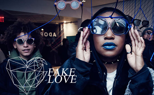Usuarios interactúan con la exposición Adorned en NYC producida por Fake Love