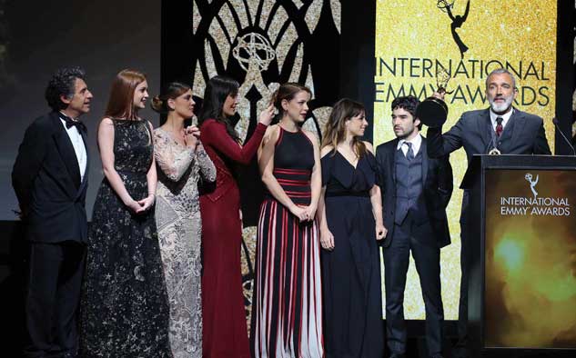 Luiz Ribeiro/Globo Los actores de telenovela Imperio recibiendo la tan pretendida estatuilla: Paulo Betti, Marina Ruy Barbosa, Josie Pessoa, Leandra Leal, Maria Ribeiro y Caio Blat con el director Rogério Gomes.