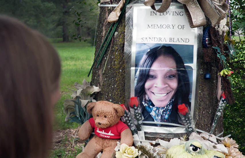 El documental sigue a la familia Bland y a un equipo de abogados desde las primeras semanas tras el fallecimiento de Sandra, a medida que intentan averiguar lo sucedido en la celda de Hempstead, Texas. (Foto: us.hbomax.tv)