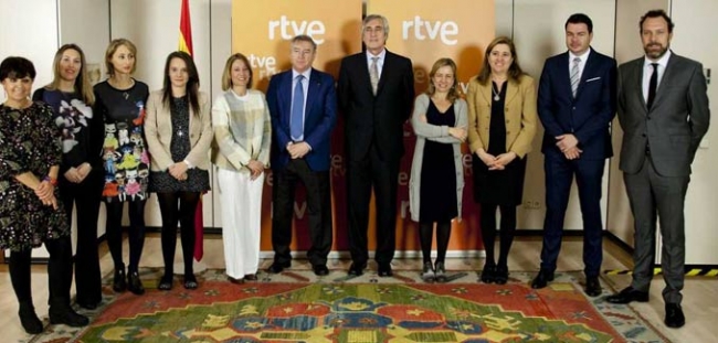 José Antonio Sánchez, presidente de RTVE y el alcalde de Ávila, José Luis Rivas, en su condición de presidente del Grupo de Ciudades, han suscrito el acuerdo RTVE