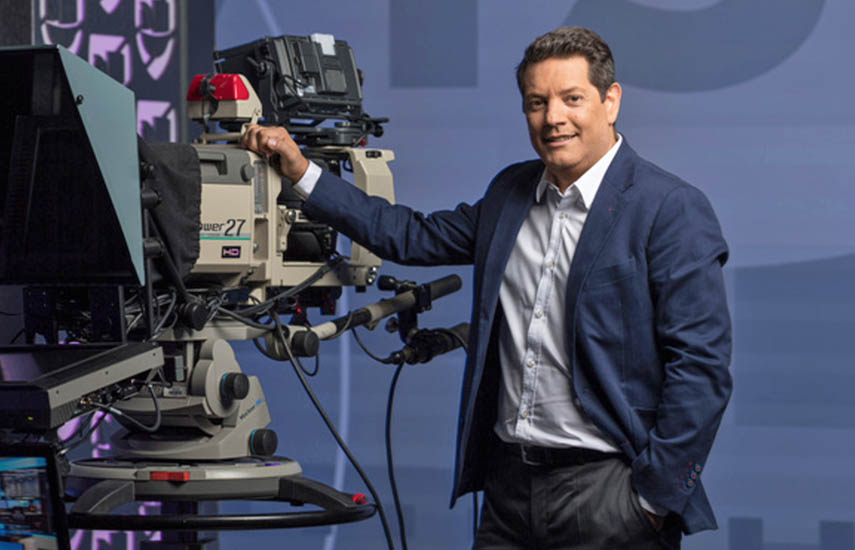 Santucho fue responsable de devolver a la televisión hispana formatos cómo ‘Mira Quién Baila‘, en 2017 y ‘Nuestra Belleza Latina‘.