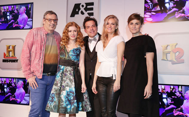 En los extremos los diseñadores, Benito Fernández y Min Agostini; en el centro, la artista plástica Karina El Azem, César Sabroso, y la modelo Lily Sciorra de Mascardi.
