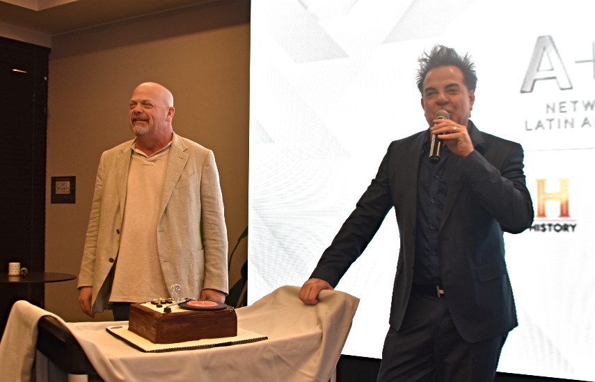 Rick Harrison y César Sabroso abren la presentación sobre el acuerdo con el grupo local y los nuevos contenidos de los canales en Chile.