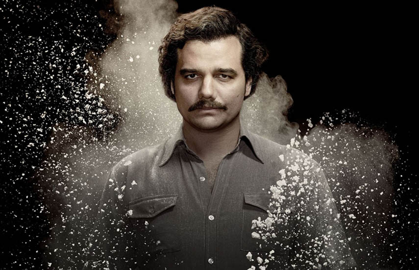El protagonista Wagner Moura, quien interpreta a Pablo Escobar, en esta oportunidad y para darle más autenticidad A&E lo dobló en acento paisa.