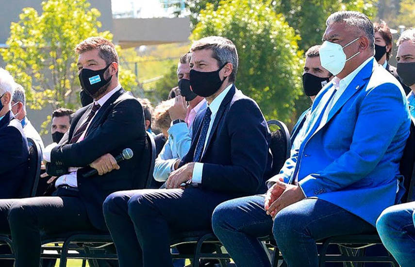 A la derecha, Claudio Tapia, presidente de la AFA. A su izquierda, el empresario televisivo, Marcelo Tinelli, presidente de la Liga Profesional, famoso showman de la televisión y aliado de la organización.