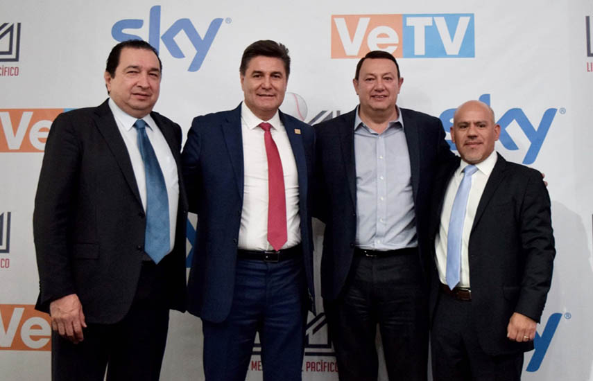 Los ejecutivos de Sky y de la LMP tras la firma del acuerdo en Ciudad de México.