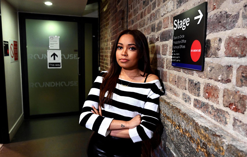 Dionne Bromfield, cantautora y ahijada de la cantante, narra el emotivo documental.