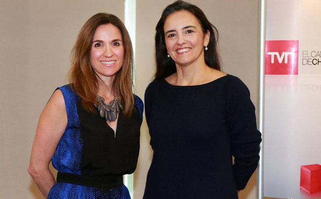 Alejandra Olea, de BBC Worldwide, y Carmen Gloria López, de TVN, tras la firma del acuerdo.