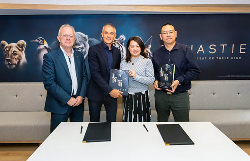 La firma del acuerdo en Cannes contó con la presencia de Suman Wang, chief editor de Tencent Video & SVP de Tencent Penguin Pictures, y Tim Davie, CEO de BBC Studios.