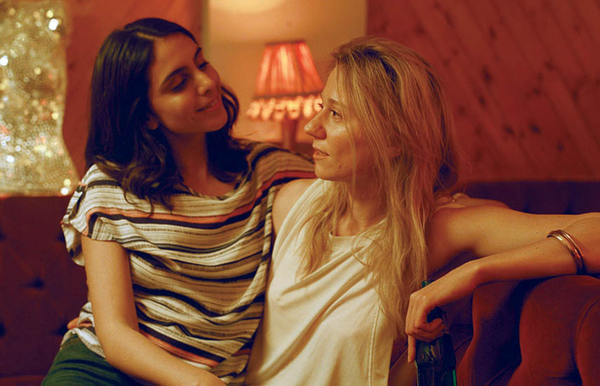 En “The Bisexual”, Anjli Mohindrada interpreta a Katie y Hannah Almond a Beth.