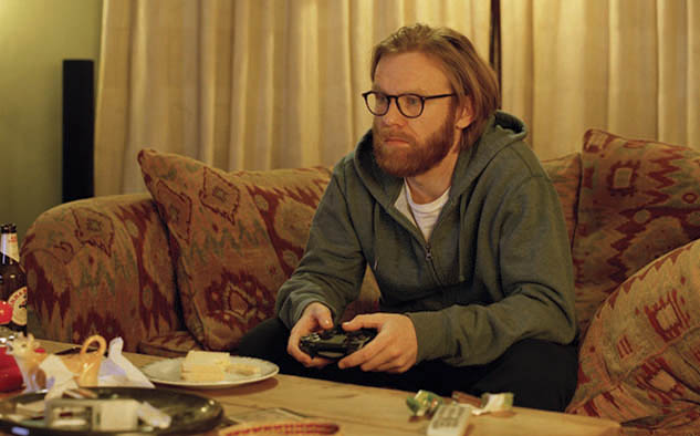 Brian Gleeson como “Gabe”.