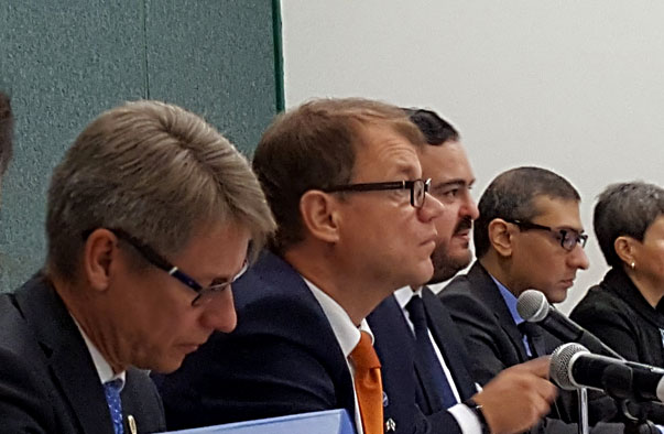 Juha Sipilä ministro de Finlandia durante su visita a Canieti