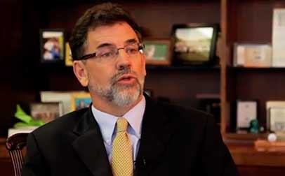 John Stephens, director financiero de AT&T.