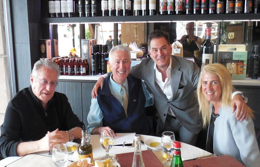 Almuerzo de VideoAge en Los Ángeles: Irv Holender de Multicom, Dom Serafini de VideoAge, Gavin Reardon de Incendo y Dorothy Crompton de Media Dorothy. Hubo un asistente más en la cita: John Laing de Rallye.