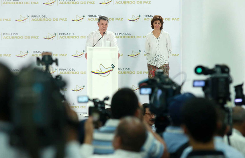 Presidente de Colombia Juan Manuel Santos con reporteros en Cartagena que cubren firma del tratado de paz con las Farc (foto: Nelson Cárdenas / SIG)