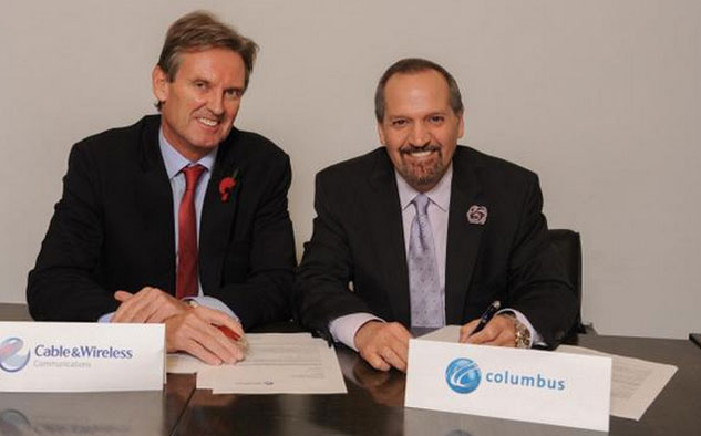 CEO Phil Bentley de Cable & Wireless y CEO Brendan Paddick de Columbus.