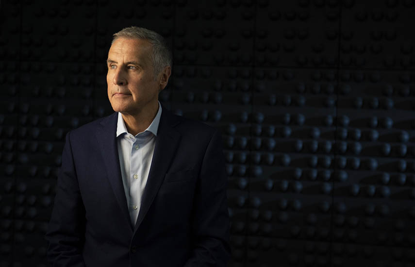 Dermot Murnaghan, conductor de la serie.