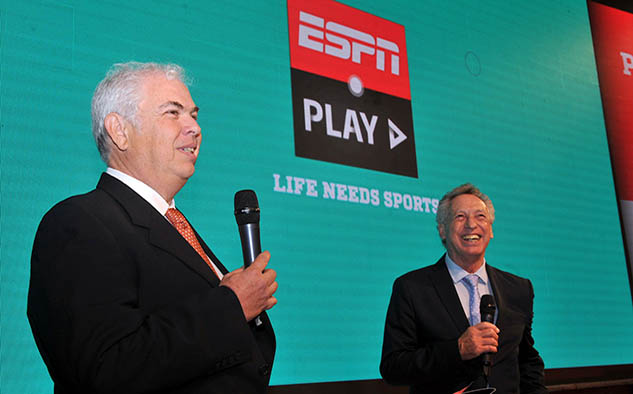 Guillermo Tabanera, SVP y gerente general de ESPN Latinoamérica, junto a Quique Wolf en sus palabras de bienvenida a los invitados del Upfront 2019.