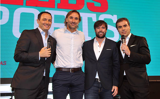 Fernando Carlos y Guillermo Poggi en los extremos, ambos conductores del ciclo ESPN FC. En el centro, dos famosos ex futbolistas, Rolando Carlos Schiavi y Fernando Cavenaghi, símbolos de los dos clubes íconos del fútbol argentino, finalistas de la Copa Libertadores, Boca - River.