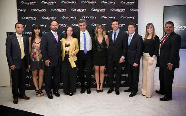 Ivan Bargueiras, vicepresidente ejecutivo de Ventas Publicitarias de DLA/USH, y Nicolás Mc Cormack, vicepresidente de Ventas Publicitarias de la región Cono Sur, junto al equipo AdSales de la programadora en Argentina.