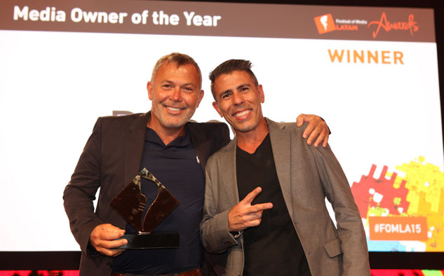Bruno Martínez, director de Discovery Solutions & Commercial Creative Development, y Enrique Montoya, vicepresidente de Ad Sales Solutions para Discovery Networks Latin America/U.S. Hispanic, en la premiación del Festival of Media Awards.