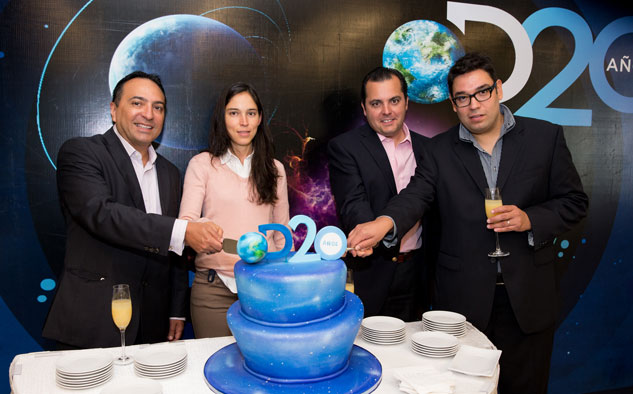 Allan Navarrete (izq.) encabezó los festejos por el 20° aniversario de la programadora regional.