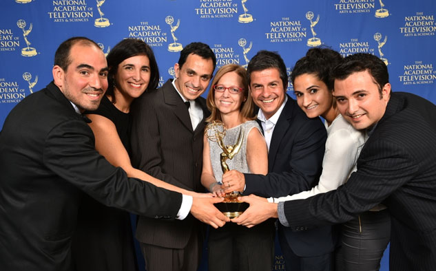 Marc Bryan-Brown Equipo de Discovery y Pacha Films con el Emmy: Luciano Gorriti (Pacha), Irune Ariztoy (Discovery), Luis del Valle (Discovery), Michela Giorelli (Discovery), Loretta van der Horst (Pacha), y Gino Amadori (Pacha).