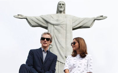 Peter Capaldi y Jenna Coleman, junto al mayor símbolo de la ciudad brasileña.