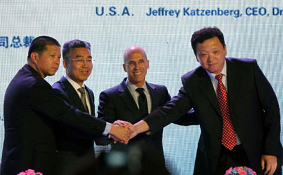 Jeffrey Katzenberg, CEO de DreamWorks Animation, en el centro, con sus aliados.